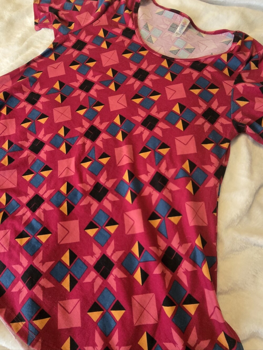 💖=3/$20 LuLaRoe Geometric Shapes Scoop Neck Tunic in Magenta, Blue & Yellow